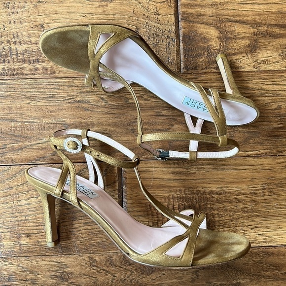 Isaac Mizrahi Gold Metallic Strappy Open Toe Heels Rhinestone Buckle Accent Sz 8 - Picture 1 of 13